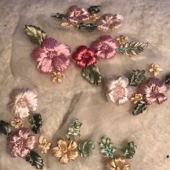 New 6 Pc Set Of 3D Flower Appliqués - Picture 3 of 10